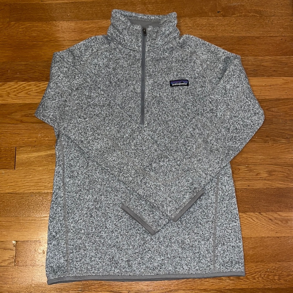 Women’s Patagonia half-zip fleece. Size M. Grey.